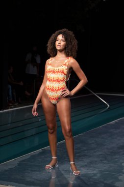 Paraiso Yüzme Haftası 2020 'de Luli Fama Mayo Yaz koleksiyonu 2021 defilesinde, 22 Ağustos 2020' de Miami Beach, FL 'de SLS Hotel South Beach' te bir model podyumda yürüyor.