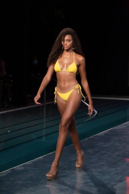 Paraiso Yüzme Haftası 2020 'de Luli Fama Mayo Yaz koleksiyonu 2021 defilesinde, 22 Ağustos 2020' de Miami Beach, FL 'de SLS Hotel South Beach' te bir model podyumda yürüyor.