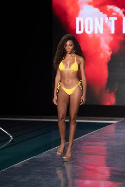 Paraiso Yüzme Haftası 2020 'de Luli Fama Mayo Yaz koleksiyonu 2021 defilesinde, 22 Ağustos 2020' de Miami Beach, FL 'de SLS Hotel South Beach' te bir model podyumda yürüyor.