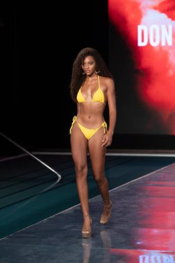 Paraiso Yüzme Haftası 2020 'de Luli Fama Mayo Yaz koleksiyonu 2021 defilesinde, 22 Ağustos 2020' de Miami Beach, FL 'de SLS Hotel South Beach' te bir model podyumda yürüyor.