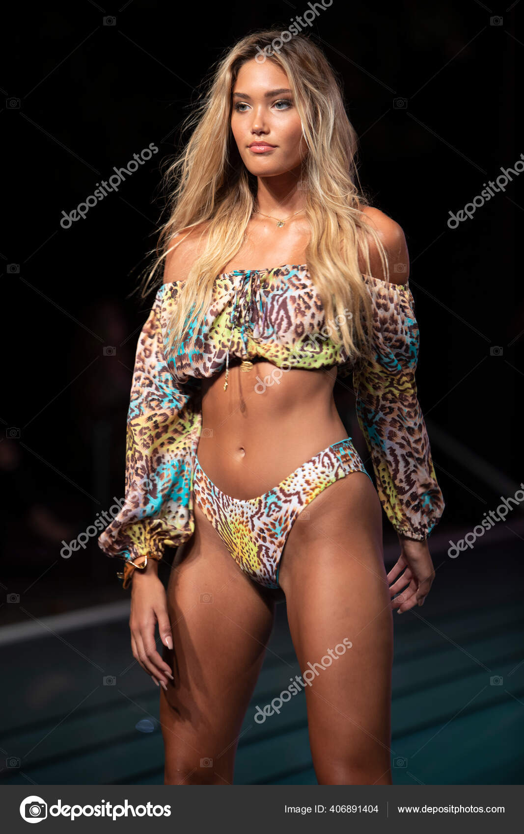 Modelo Caminha Pista Para Luli Fama Swimwear Summer Collection 2021 —  Fotografia de Stock Editorial © HumbertoVidal #406891404