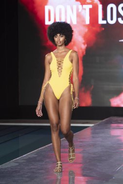 Paraiso Yüzme Haftası 2020 'de Luli Fama Mayo Yaz koleksiyonu 2021 defilesinde, 22 Ağustos 2020' de Miami Beach, FL 'de SLS Hotel South Beach' te bir model podyumda yürüyor.