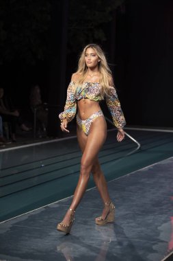 Paraiso Yüzme Haftası 2020 'de Luli Fama Mayo Yaz koleksiyonu 2021 defilesinde, 22 Ağustos 2020' de Miami Beach, FL 'de SLS Hotel South Beach' te bir model podyumda yürüyor.