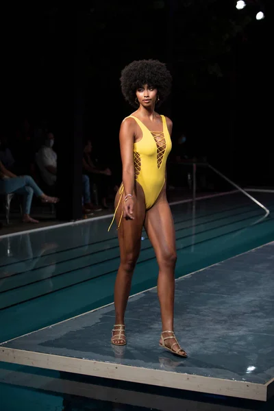 Una Modelo Camina Por Pista Luli Fama Swimwear Summer Collection — Foto de Stock