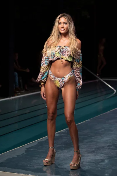 Paraiso Yüzme Haftası 2020 'de Luli Fama Mayo Yaz koleksiyonu 2021 defilesinde, 22 Ağustos 2020' de Miami Beach, FL 'de SLS Hotel South Beach' te bir model podyumda yürüyor.