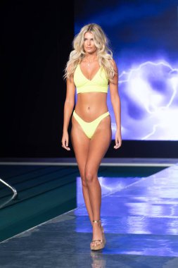 Paraiso Yüzme Haftası 2020 'de Luli Fama Mayo Yaz koleksiyonu 2021 defilesinde, 22 Ağustos 2020' de Miami Beach, FL 'de SLS Hotel South Beach' te bir model podyumda yürüyor.