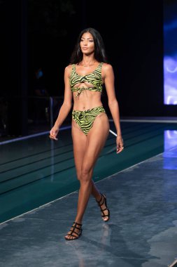 Paraiso Yüzme Haftası 2020 'de Luli Fama Mayo Yaz koleksiyonu 2021 defilesinde, 22 Ağustos 2020' de Miami Beach, FL 'de SLS Hotel South Beach' te bir model podyumda yürüyor.