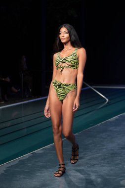 Paraiso Yüzme Haftası 2020 'de Luli Fama Mayo Yaz koleksiyonu 2021 defilesinde, 22 Ağustos 2020' de Miami Beach, FL 'de SLS Hotel South Beach' te bir model podyumda yürüyor.