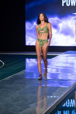 Paraiso Yüzme Haftası 2020 'de Luli Fama Mayo Yaz koleksiyonu 2021 defilesinde, 22 Ağustos 2020' de Miami Beach, FL 'de SLS Hotel South Beach' te bir model podyumda yürüyor.