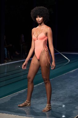 Paraiso Yüzme Haftası 2020 'de Luli Fama Mayo Yaz koleksiyonu 2021 defilesinde, 22 Ağustos 2020' de Miami Beach, FL 'de SLS Hotel South Beach' te bir model podyumda yürüyor.