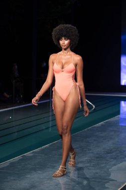 Paraiso Yüzme Haftası 2020 'de Luli Fama Mayo Yaz koleksiyonu 2021 defilesinde, 22 Ağustos 2020' de Miami Beach, FL 'de SLS Hotel South Beach' te bir model podyumda yürüyor.