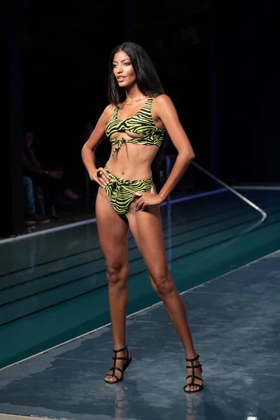 Una Modelo Camina Por Pista Luli Fama Swimwear Summer Collection — Foto de Stock