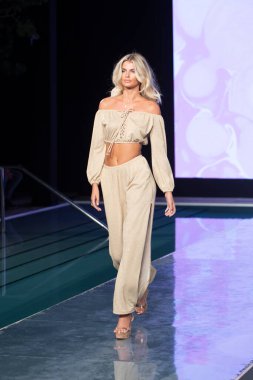 Paraiso Yüzme Haftası 2020 'de Luli Fama Mayo Yaz koleksiyonu 2021 defilesinde, 22 Ağustos 2020' de Miami Beach, FL 'de SLS Hotel South Beach' te bir model podyumda yürüyor.