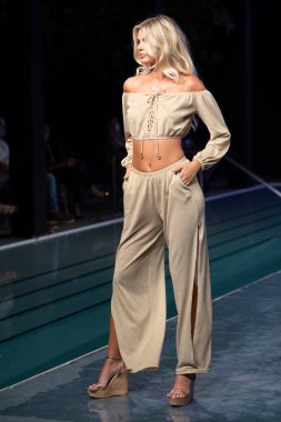 Paraiso Yüzme Haftası 2020 'de Luli Fama Mayo Yaz koleksiyonu 2021 defilesinde, 22 Ağustos 2020' de Miami Beach, FL 'de SLS Hotel South Beach' te bir model podyumda yürüyor.