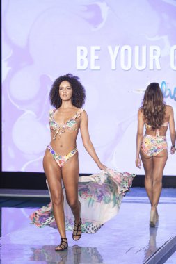 Paraiso Yüzme Haftası 2020 'de Luli Fama Mayo Yaz koleksiyonu 2021 defilesinde, 22 Ağustos 2020' de Miami Beach, FL 'de SLS Hotel South Beach' te bir model podyumda yürüyor.