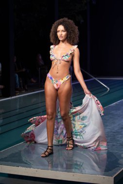 Paraiso Yüzme Haftası 2020 'de Luli Fama Mayo Yaz koleksiyonu 2021 defilesinde, 22 Ağustos 2020' de Miami Beach, FL 'de SLS Hotel South Beach' te bir model podyumda yürüyor.