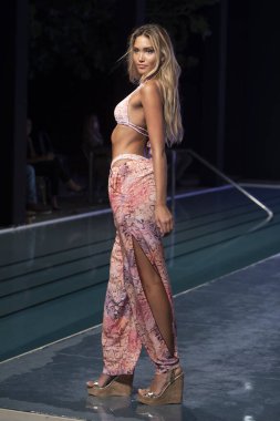 Paraiso Yüzme Haftası 2020 'de Luli Fama Mayo Yaz koleksiyonu 2021 defilesinde, 22 Ağustos 2020' de Miami Beach, FL 'de SLS Hotel South Beach' te bir model podyumda yürüyor.