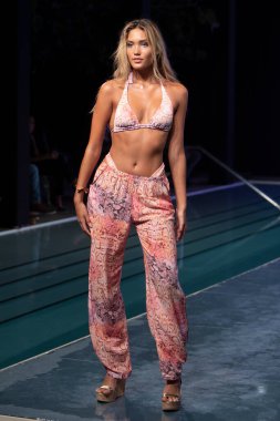 Paraiso Yüzme Haftası 2020 'de Luli Fama Mayo Yaz koleksiyonu 2021 defilesinde, 22 Ağustos 2020' de Miami Beach, FL 'de SLS Hotel South Beach' te bir model podyumda yürüyor.