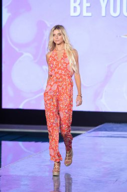 Paraiso Yüzme Haftası 2020 'de Luli Fama Mayo Yaz koleksiyonu 2021 defilesinde, 22 Ağustos 2020' de Miami Beach, FL 'de SLS Hotel South Beach' te bir model podyumda yürüyor.