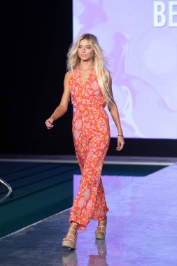 Paraiso Yüzme Haftası 2020 'de Luli Fama Mayo Yaz koleksiyonu 2021 defilesinde, 22 Ağustos 2020' de Miami Beach, FL 'de SLS Hotel South Beach' te bir model podyumda yürüyor.