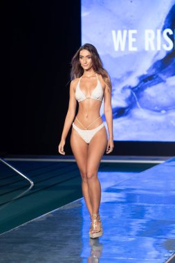 Paraiso Yüzme Haftası 2020 'de Luli Fama Mayo Yaz koleksiyonu 2021 defilesinde, 22 Ağustos 2020' de Miami Beach, FL 'de SLS Hotel South Beach' te bir model podyumda yürüyor.
