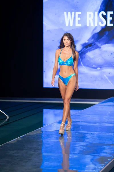 Paraiso Yüzme Haftası 2020 'de Luli Fama Mayo Yaz koleksiyonu 2021 defilesinde, 22 Ağustos 2020' de Miami Beach, FL 'de SLS Hotel South Beach' te bir model podyumda yürüyor.