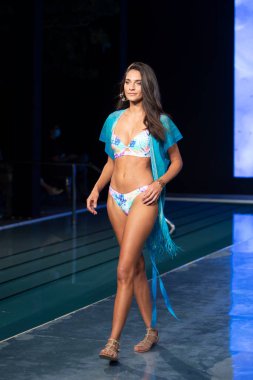 Paraiso Yüzme Haftası 2020 'de Luli Fama Mayo Yaz koleksiyonu 2021 defilesinde, 22 Ağustos 2020' de Miami Beach, FL 'de SLS Hotel South Beach' te bir model podyumda yürüyor.