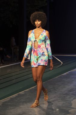 Paraiso Yüzme Haftası 2020 'de Luli Fama Mayo Yaz koleksiyonu 2021 defilesinde, 22 Ağustos 2020' de Miami Beach, FL 'de SLS Hotel South Beach' te bir model podyumda yürüyor.