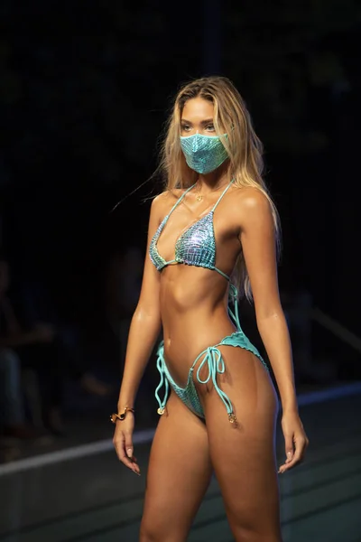 Paraiso Yüzme Haftası 2020 'de Luli Fama Mayo Yaz koleksiyonu 2021 defilesinde, 22 Ağustos 2020' de Miami Beach, FL 'de SLS Hotel South Beach' te bir model podyumda yürüyor.