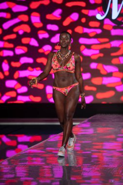 Maaji Mayo Yaz Koleksiyonu 2021 defilesinde, 2020 Paraiso Yüzme Haftası 'nda, 23 Ağustos 2020' de Miami Beach, FL 'de SLS Hotel South Beach' te bir model podyumda yürüyor.