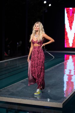 Maaji Mayo Yaz Koleksiyonu 2021 defilesinde, 2020 Paraiso Yüzme Haftası 'nda, 23 Ağustos 2020' de Miami Beach, FL 'de SLS Hotel South Beach' te bir model podyumda yürüyor.