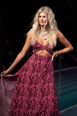 Maaji Mayo Yaz Koleksiyonu 2021 defilesinde, 2020 Paraiso Yüzme Haftası 'nda, 23 Ağustos 2020' de Miami Beach, FL 'de SLS Hotel South Beach' te bir model podyumda yürüyor.