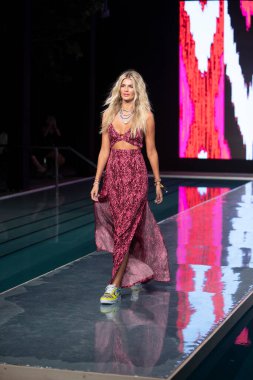 Maaji Mayo Yaz Koleksiyonu 2021 defilesinde, 2020 Paraiso Yüzme Haftası 'nda, 23 Ağustos 2020' de Miami Beach, FL 'de SLS Hotel South Beach' te bir model podyumda yürüyor.