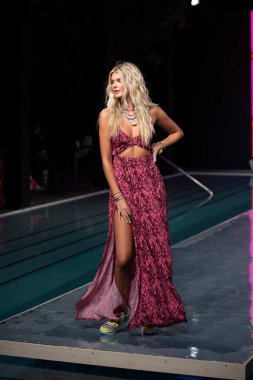 Maaji Mayo Yaz Koleksiyonu 2021 defilesinde, 2020 Paraiso Yüzme Haftası 'nda, 23 Ağustos 2020' de Miami Beach, FL 'de SLS Hotel South Beach' te bir model podyumda yürüyor.