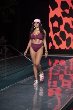 Maaji Mayo Yaz Koleksiyonu 2021 defilesinde, 2020 Paraiso Yüzme Haftası 'nda, 23 Ağustos 2020' de Miami Beach, FL 'de SLS Hotel South Beach' te bir model podyumda yürüyor.