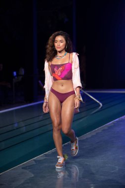 Maaji Mayo Yaz Koleksiyonu 2021 defilesinde, 2020 Paraiso Yüzme Haftası 'nda, 23 Ağustos 2020' de Miami Beach, FL 'de SLS Hotel South Beach' te bir model podyumda yürüyor.