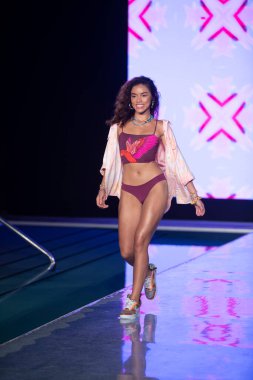 Maaji Mayo Yaz Koleksiyonu 2021 defilesinde, 2020 Paraiso Yüzme Haftası 'nda, 23 Ağustos 2020' de Miami Beach, FL 'de SLS Hotel South Beach' te bir model podyumda yürüyor.