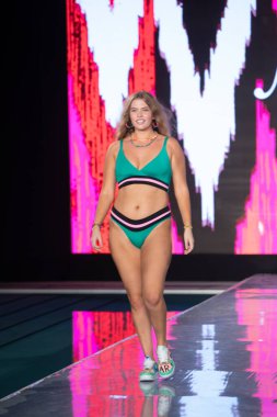 Maaji Mayo Yaz Koleksiyonu 2021 defilesinde, 2020 Paraiso Yüzme Haftası 'nda, 23 Ağustos 2020' de Miami Beach, FL 'de SLS Hotel South Beach' te bir model podyumda yürüyor.