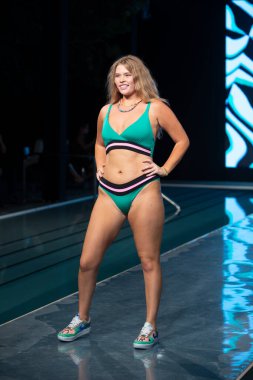 Maaji Mayo Yaz Koleksiyonu 2021 defilesinde, 2020 Paraiso Yüzme Haftası 'nda, 23 Ağustos 2020' de Miami Beach, FL 'de SLS Hotel South Beach' te bir model podyumda yürüyor.