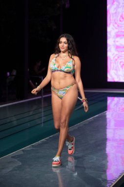 Maaji Mayo Yaz Koleksiyonu 2021 defilesinde, 2020 Paraiso Yüzme Haftası 'nda, 23 Ağustos 2020' de Miami Beach, FL 'de SLS Hotel South Beach' te bir model podyumda yürüyor.