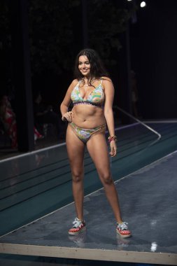 Maaji Mayo Yaz Koleksiyonu 2021 defilesinde, 2020 Paraiso Yüzme Haftası 'nda, 23 Ağustos 2020' de Miami Beach, FL 'de SLS Hotel South Beach' te bir model podyumda yürüyor.