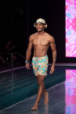 Maaji Mayo Yaz Koleksiyonu 2021 defilesinde, 2020 Paraiso Yüzme Haftası 'nda, 23 Ağustos 2020' de Miami Beach, FL 'de SLS Hotel South Beach' te bir model podyumda yürüyor.