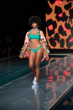 Maaji Mayo Yaz Koleksiyonu 2021 defilesinde, 2020 Paraiso Yüzme Haftası 'nda, 23 Ağustos 2020' de Miami Beach, FL 'de SLS Hotel South Beach' te bir model podyumda yürüyor.