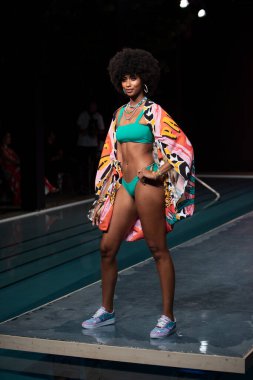 Maaji Mayo Yaz Koleksiyonu 2021 defilesinde, 2020 Paraiso Yüzme Haftası 'nda, 23 Ağustos 2020' de Miami Beach, FL 'de SLS Hotel South Beach' te bir model podyumda yürüyor.