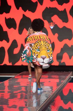 Maaji Mayo Yaz Koleksiyonu 2021 defilesinde, 2020 Paraiso Yüzme Haftası 'nda, 23 Ağustos 2020' de Miami Beach, FL 'de SLS Hotel South Beach' te bir model podyumda yürüyor.