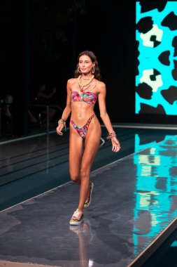 Maaji Mayo Yaz Koleksiyonu 2021 defilesinde, 2020 Paraiso Yüzme Haftası 'nda, 23 Ağustos 2020' de Miami Beach, FL 'de SLS Hotel South Beach' te bir model podyumda yürüyor.