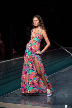 Maaji Mayo Yaz Koleksiyonu 2021 defilesinde, 2020 Paraiso Yüzme Haftası 'nda, 23 Ağustos 2020' de Miami Beach, FL 'de SLS Hotel South Beach' te bir model podyumda yürüyor.