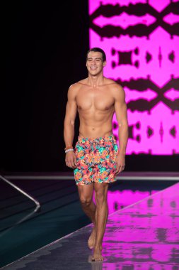 Maaji Mayo Yaz Koleksiyonu 2021 defilesinde, 2020 Paraiso Yüzme Haftası 'nda, 23 Ağustos 2020' de Miami Beach, FL 'de SLS Hotel South Beach' te bir model podyumda yürüyor.