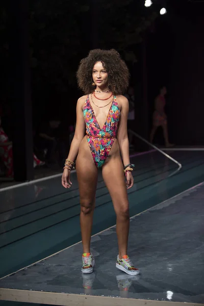 Una Modelo Camina Por Pasarela Para Maaji Swimwear Summer Collection — Foto de Stock