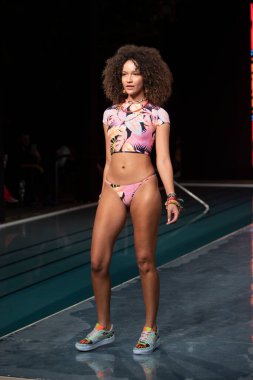 Maaji Mayo Yaz Koleksiyonu 2021 defilesinde, 2020 Paraiso Yüzme Haftası 'nda, 23 Ağustos 2020' de Miami Beach, FL 'de SLS Hotel South Beach' te bir model podyumda yürüyor.